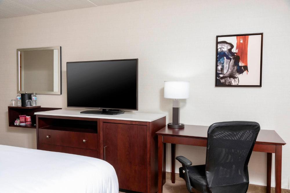 Standard, Guest room, 1 Queen (Mobility Accessible w/ Roll-in Shower) interior